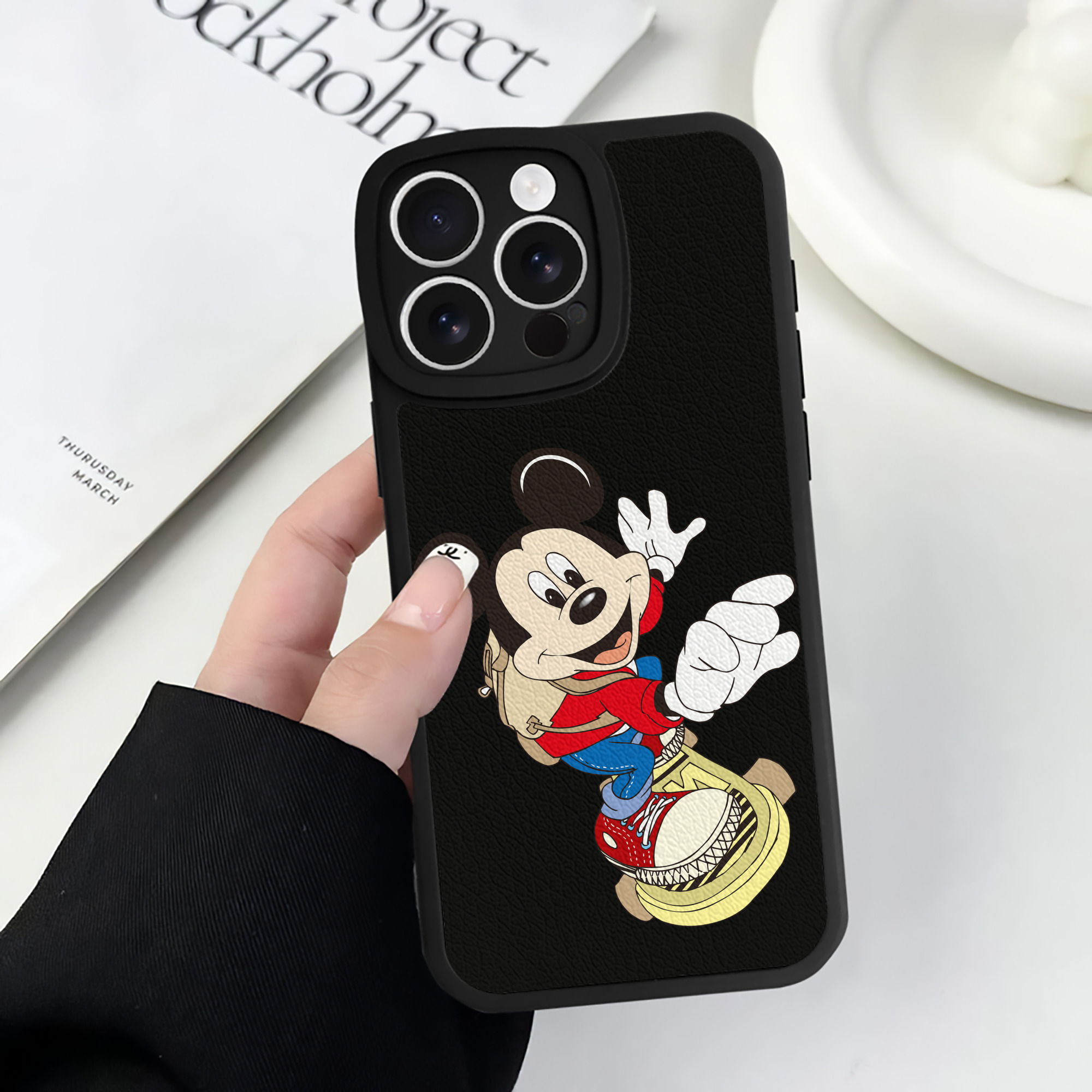 （画像用） ミッキーマウス Mickey Mouse 【iPhone 16シリーズ対応】シリコンスマホケース（レザー調） 材質：シリコン